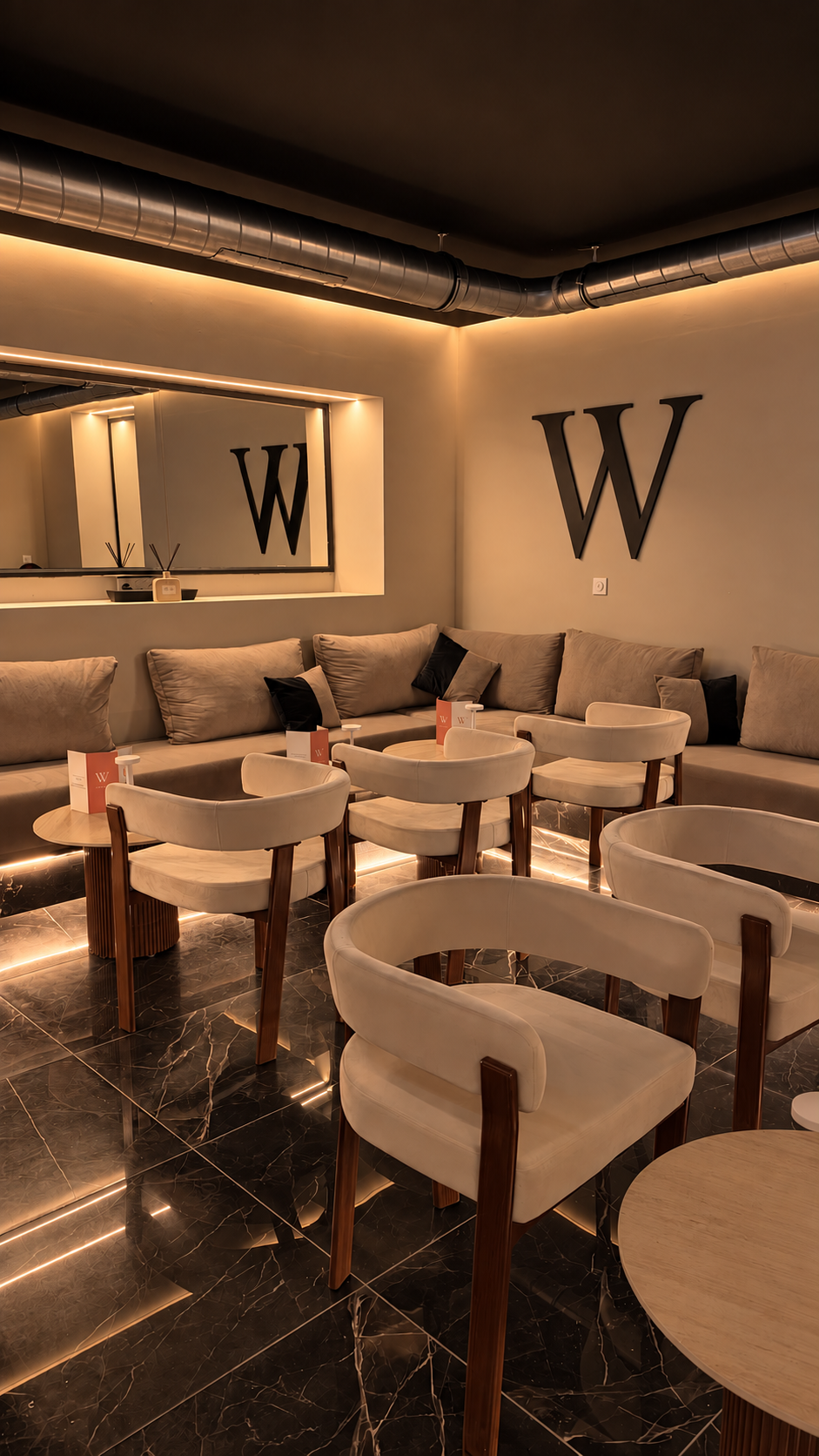 Salle beige et noire du W Lounge