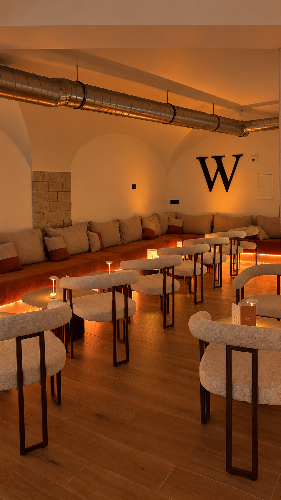 Salle orange et beige du W Lounge
